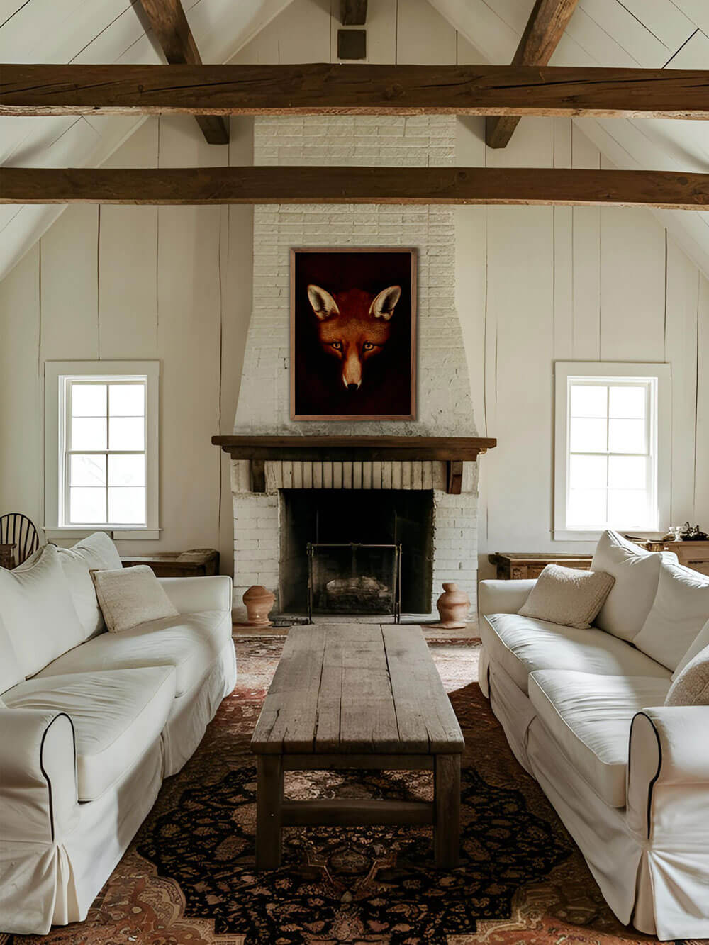 Ein Fuchs-Kunstdruck im Vintage-Stil, prominent über einem weißen Kamin in einem rustikalen Wohnzimmer mit freiliegenden Holzbalken platziert. Die warme, dunkle Farbpalette fügt sich nahtlos in das gemütliche Interieur ein.