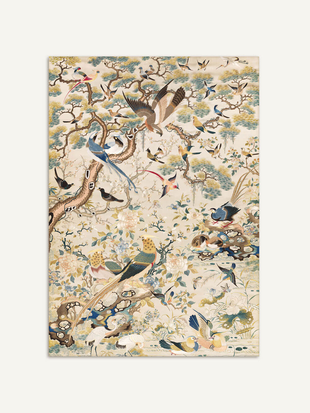 Antiker Chinoiserie-Kunstdruck mit detaillierten Vögeln in lebendigen Farben, die auf blühenden Ästen sitzen, umgeben von zarten Blumen und Bäumen, inspiriert von asiatischen Motiven.