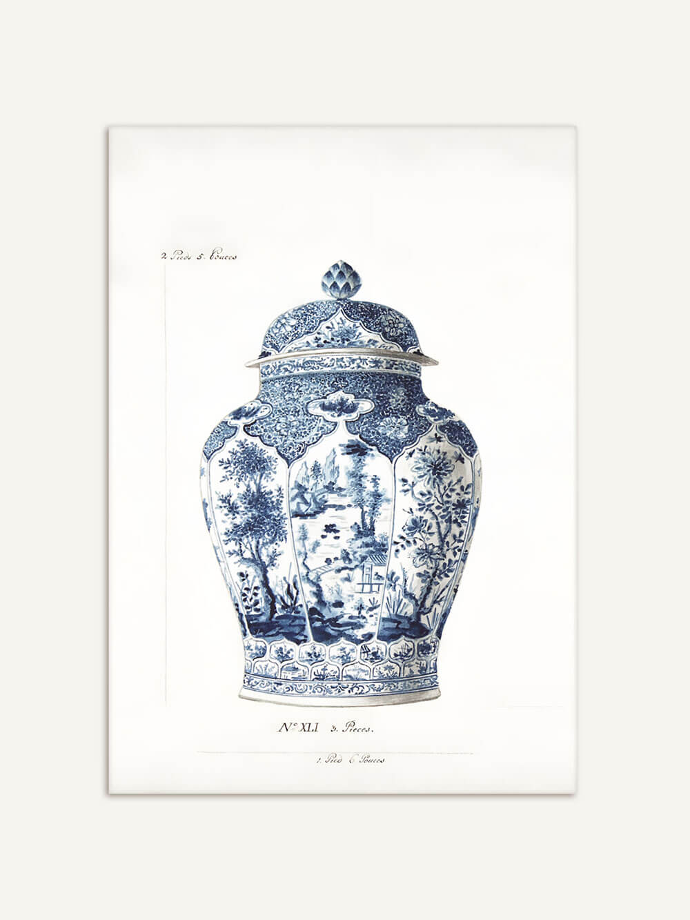 Antiker Chinoiserie Kunstdruck einer blauen und weißen Vase mit detaillierten floralen und landschaftlichen Mustern, inspiriert von asiatischer Kunst, auf hellem Hintergrund präsentiert.