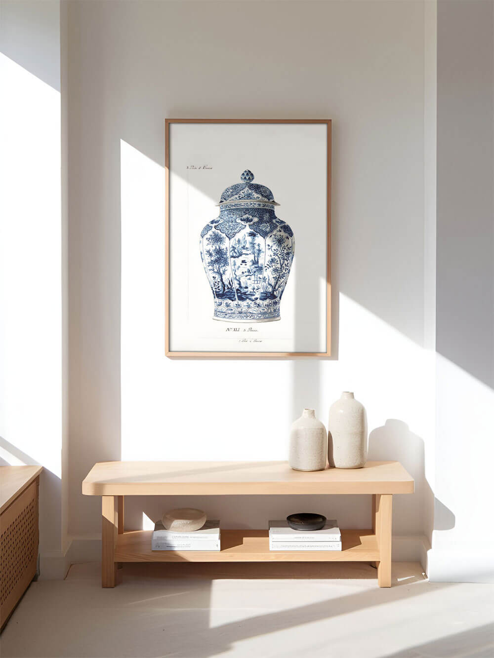 Vintage Chinoiserie Vase Kunstdruck in Holzrahmen, elegant präsentiert in einem minimalistischen Flur auf einem modernen Holzregal, mit natürlichem Licht im Hintergrund.