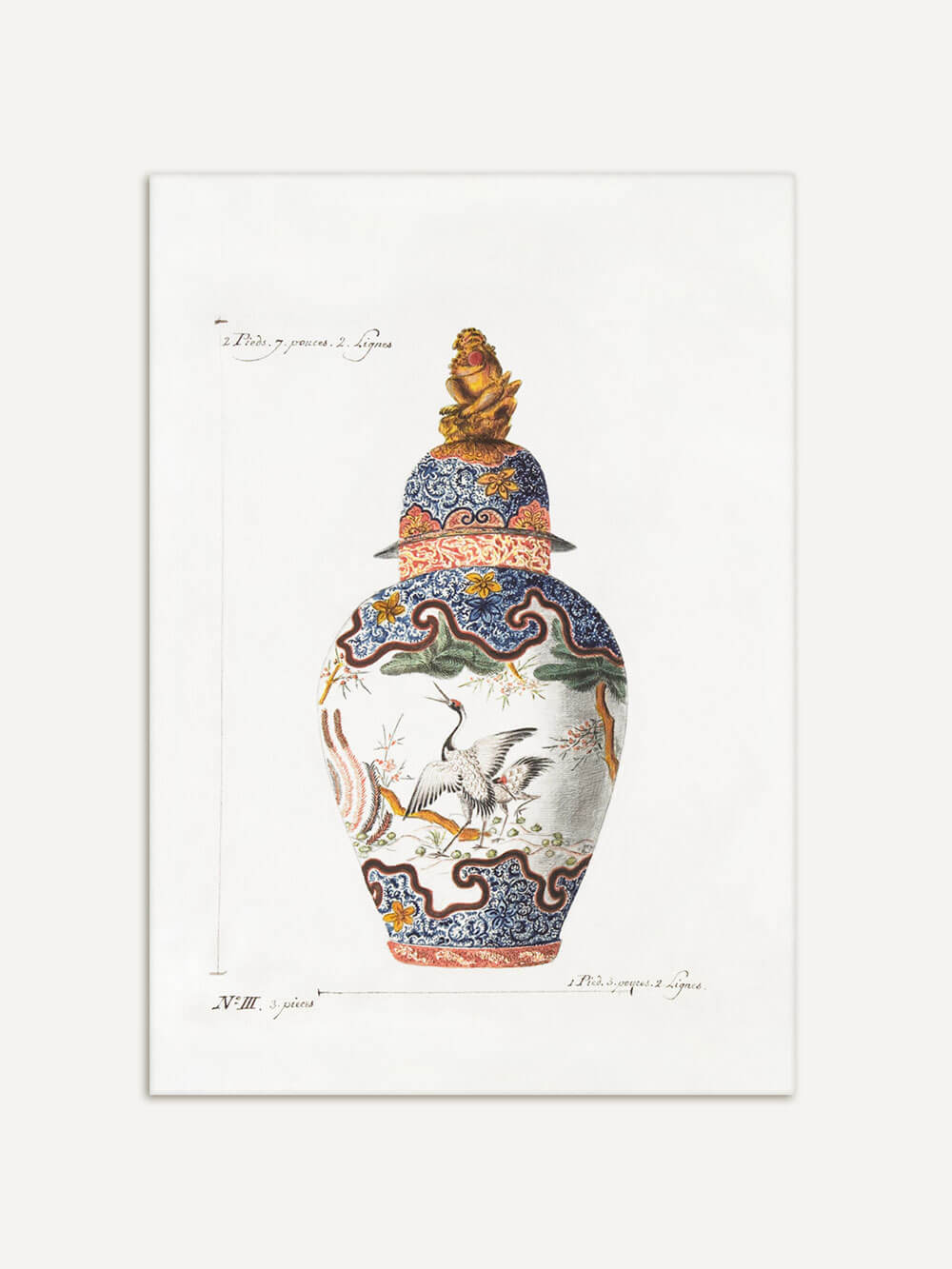 Kunstdruck einer antiken Chinoiserie-Vase mit detailliertem Kranich-Motiv und aufwendigen Mustern in Blau, Rot und Gold, präsentiert auf hellem Hintergrund.