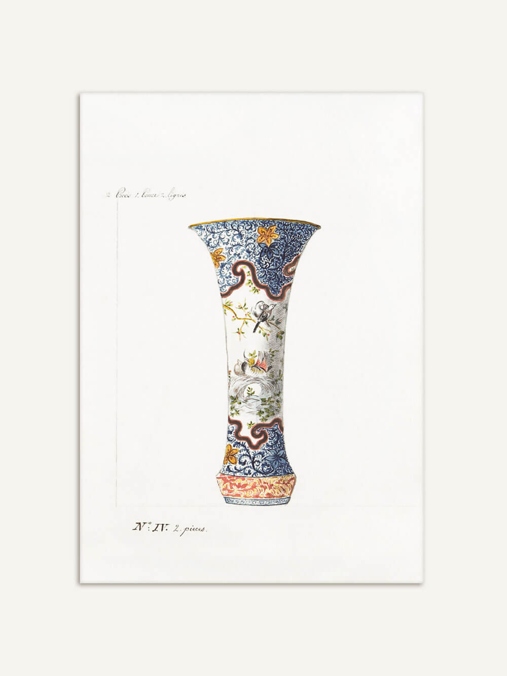 Kunstdruck einer kunstvoll verzierten Chinoiserie-Vase mit detaillierten floralen Mustern und eleganten Vogelmotiven. Die Vase zeigt eine harmonische Kombination aus blauen, weißen und goldenen Elementen, die typisch für das historische Chinoiserie-Design sind.