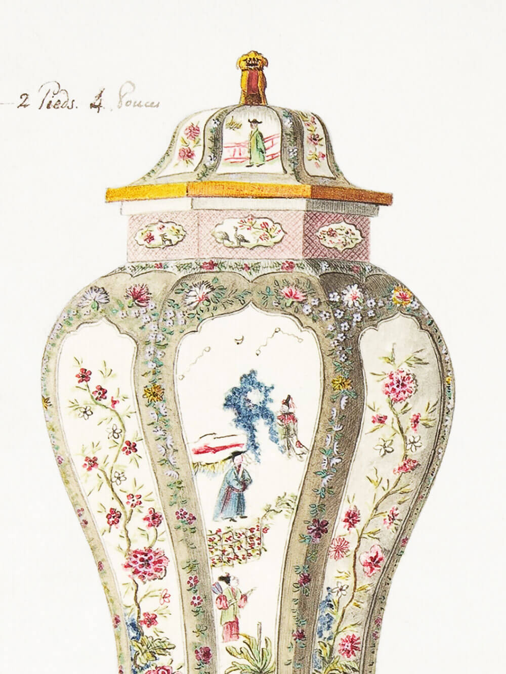 Detailaufnahme einer antiken Chinoiserie-Vase mit feinen floralen Verzierungen und asiatischen Figuren auf hellem Hintergrund.