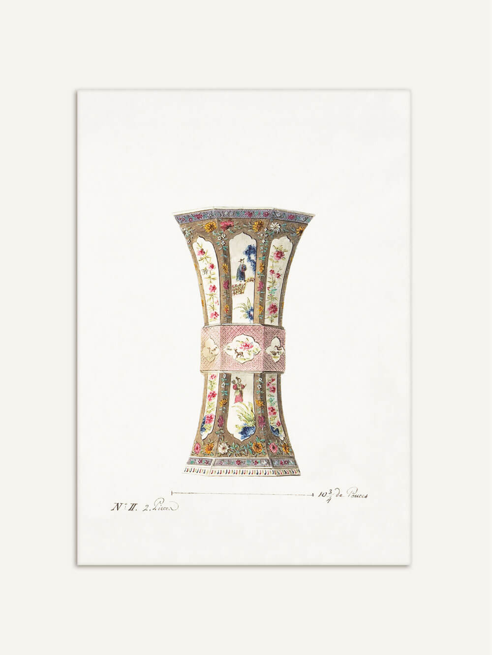 Eine antike Vase in kunstvoller Chinoiserie-Darstellung, abgebildet in einem Kunstdruck. Die Vase ist elegant geschwungen und reich mit floralen Mustern und exotischen Motiven verziert, die in zarten Rosa-, Grün- und Blautönen gehalten sind. Goldene Akzente unterstreichen die dekorativen Details und verleihen dem Bild eine luxuriöse und historische Ausstrahlung.