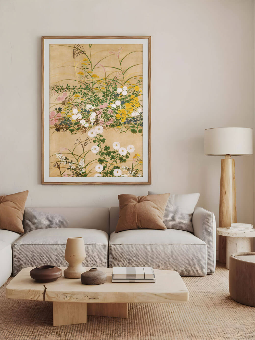 Ein Wandbild mit floralem Design, inspiriert von Chinoiserie. Das Kunstwerk zeigt filigrane Herbstblumen, darunter weiße Chrysanthemen und gelbe Blüten, die auf einem beigen Hintergrund vor einer neutralen Wohnzimmerwand hängen. 