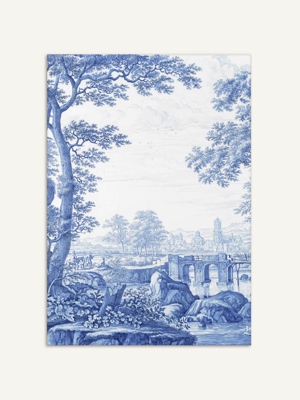 Blau-weißer Kunstdruck im Chinoiserie-Stil, der eine idyllische Landschaft zeigt. Ein großer Baum im Vordergrund ragt über felsige Ufer hinaus, während eine Brücke einen ruhigen Fluss überspannt. Im Hintergrund sind weite Felder, Bäume und eine Stadt mit Kirchturm sichtbar.