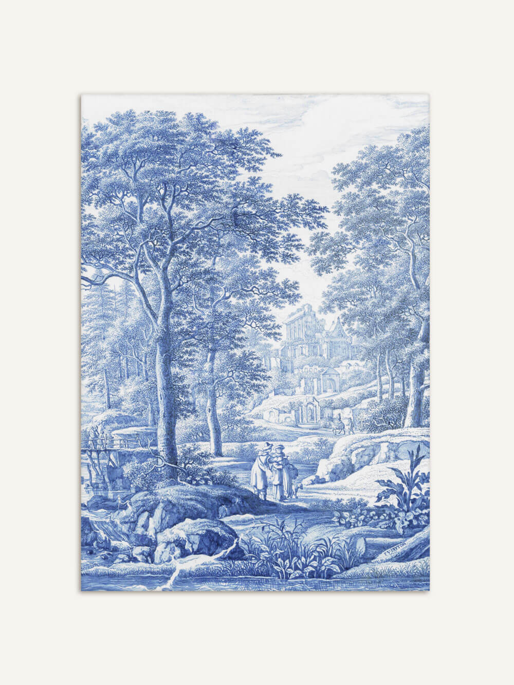 Ein blau-weißer Kunstdruck im Chinoiserie-Stil zeigt eine ruhige Landschaft mit großen, detailliert gezeichneten Bäumen im Vordergrund. Im Hintergrund sind Menschen zu sehen, die einen Spaziergang in der Natur machen, und eine antike Architektur, die auf Hügeln thront. Der Druck hat eine nostalgische und beruhigende Ausstrahlung, die durch die monochromen Blautöne verstärkt wird.