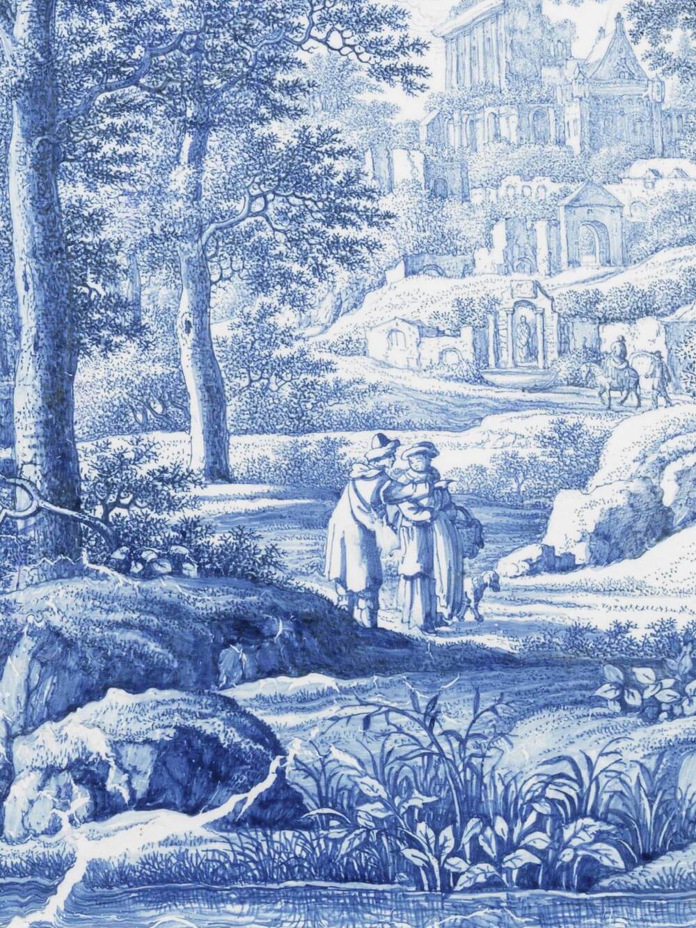 Ein Detail eines blau-weißen Chinoiserie-Kunstdrucks zeigt zwei Personen in traditionellen Kleidern, die durch eine malerische Landschaft spazieren. Umgeben von üppigen Bäumen und Felsen, erstreckt sich im Hintergrund eine antike Architektur auf einem Hügel. Das Bild vermittelt eine ruhige, nostalgische Stimmung, verstärkt durch die feinen Linien und die monochrome blaue Farbgebung.