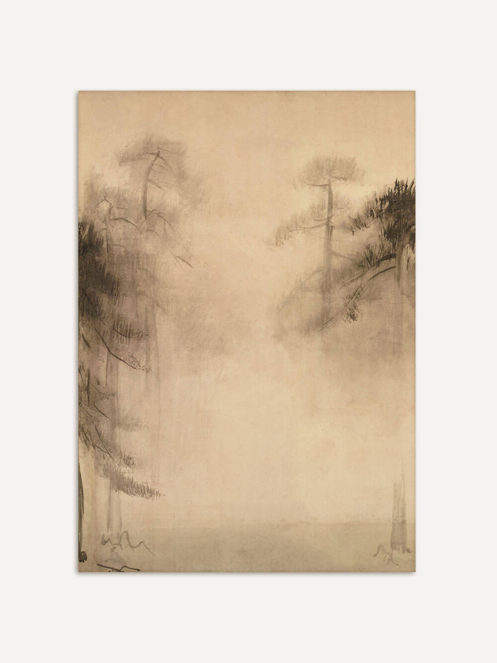 Ein minimalistisches Wabi-Sabi-Kunstposter zeigt eine zarte Skizze von Kiefern, die sich im Nebel verlieren. Die sanften, unaufdringlichen Farbtöne und das dezente Design erzeugen eine ruhige, meditative Atmosphäre.