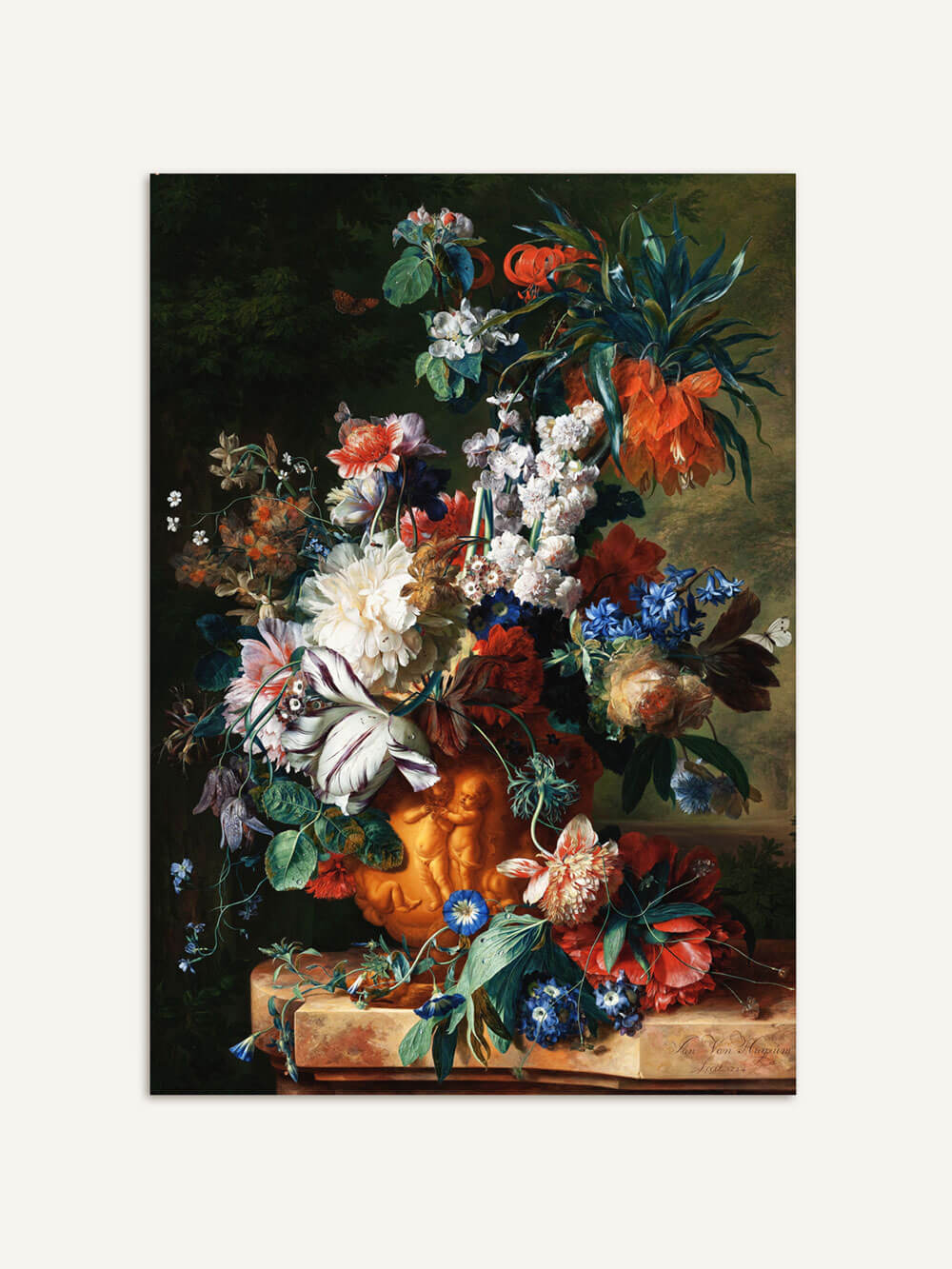 Ein barocker Kunstdruck eines opulenten Blumenarrangements. Im Mittelpunkt steht eine goldene Vase, die mit Engeln verziert ist, aus der prächtige Blumen in Rot-, Blau-, Weiß- und Grüntönen überquellen. Die Blüten sind detailliert gemalt, mit verschiedenen Texturen und Formen. Im Hintergrund ist ein dunkler, grünlicher Ton, der die lebendigen Farben des Arrangements betont.