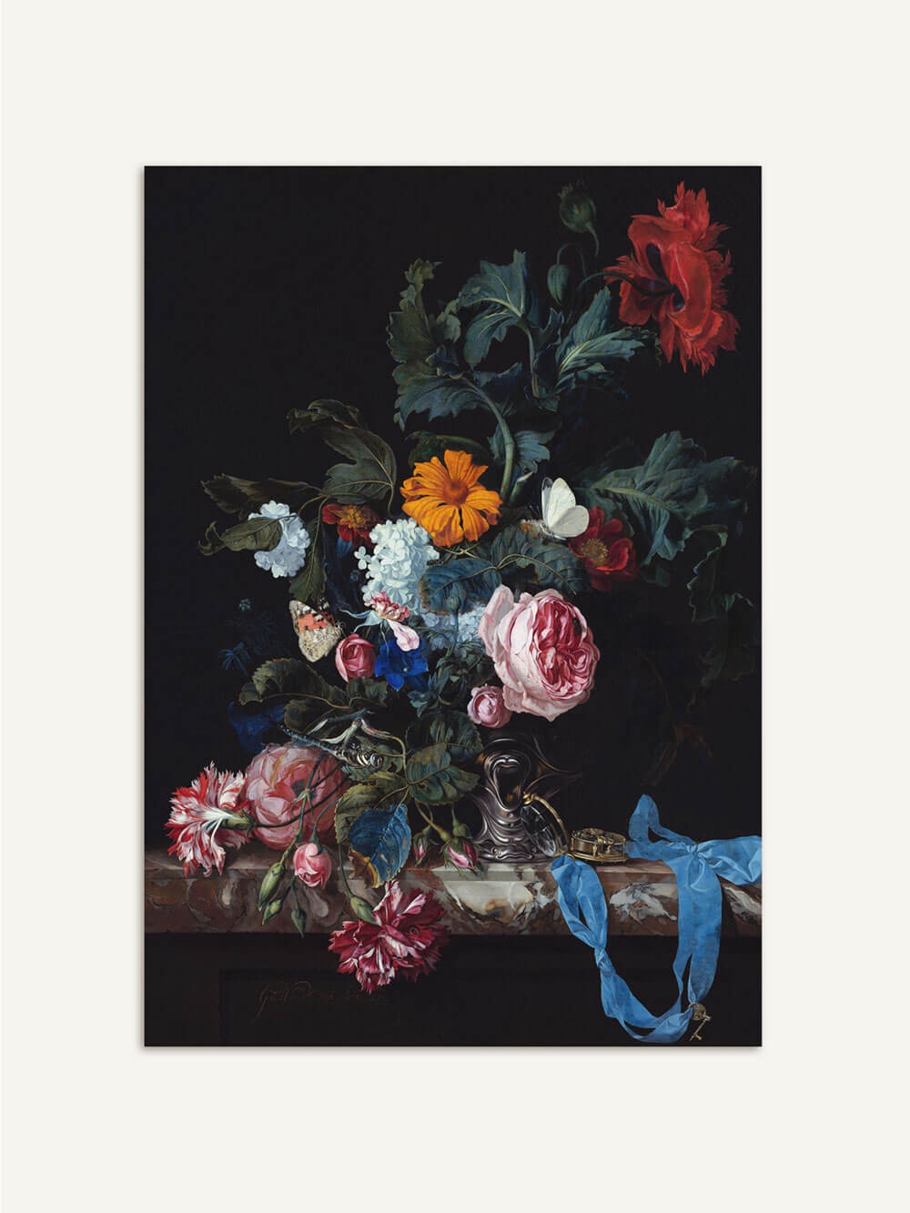 Ein barocker Blumenstillleben-Kunstdruck auf einem dunklen Hintergrund. Im Mittelpunkt des Bildes stehen detailreiche Blumen in kräftigen Farben wie Rot, Rosa, Blau und Gelb, arrangiert in einer silbernen Vase. Ein hellblaues Band liegt elegant auf der Oberfläche, während eine antike Uhr neben der Vase steht. Die lebendigen Blüten und das tiefdunkle Umfeld verleihen dem Kunstwerk einen dramatischen und edlen Charakter.