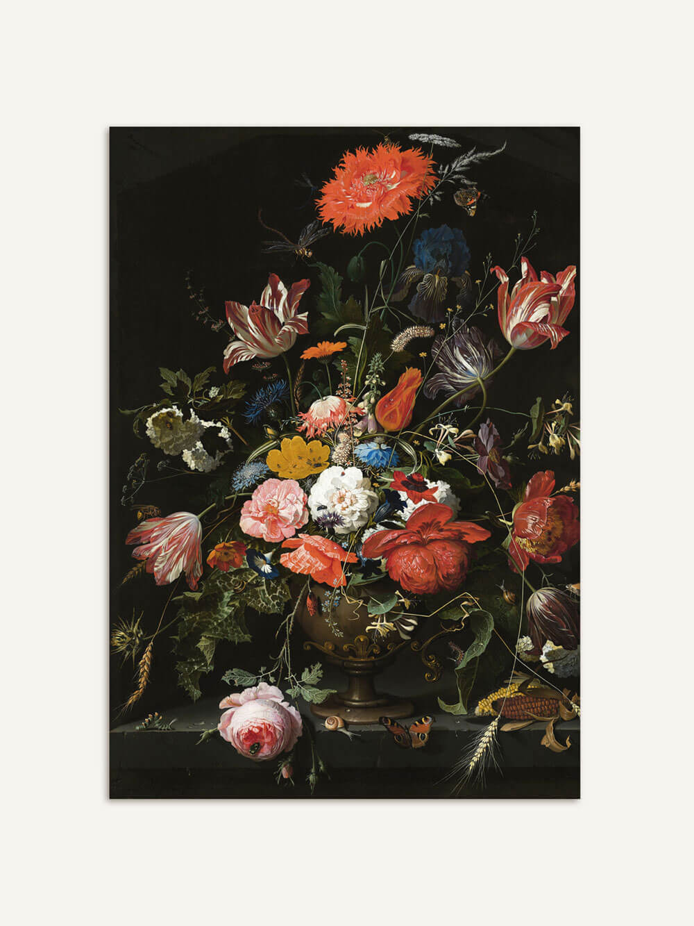 Barockes Stillleben Wandbild eines üppigen Blumenarrangements in kräftigen Farben auf schwarzem Hintergrund. Verschiedene Blüten in Rot, Orange, Weiß und Blau, kombiniert mit filigranen Blättern, füllen die Szene. In der Vase befinden sich prächtige Tulpen, Pfingstrosen und Mohnblumen, die von Insekten wie Schmetterlingen umgeben sind.