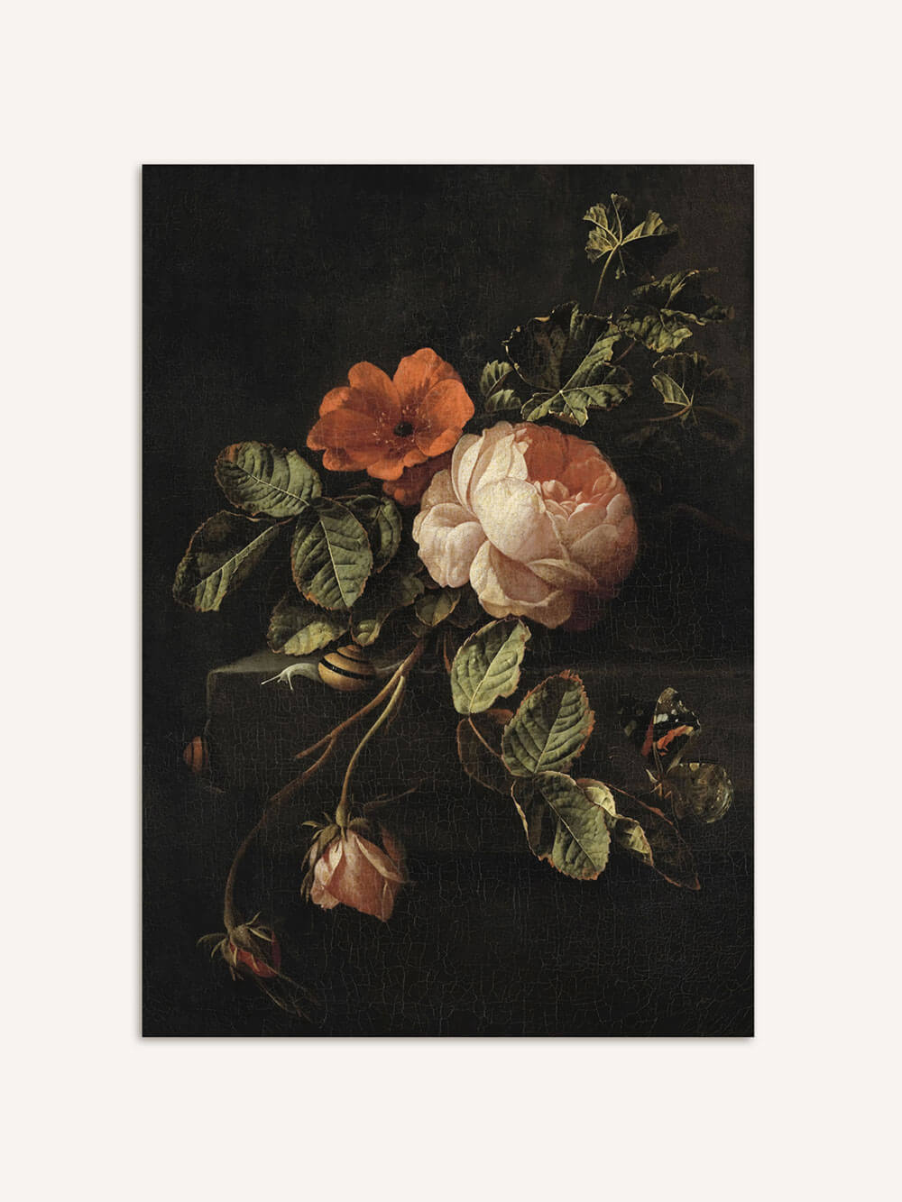 Ein dunkles Stillleben im Barockstil zeigt eine zarte Rosenblüte und eine orangefarbene Blume, umgeben von detaillierten, grünen Blättern vor einem tiefschwarzen Hintergrund. Die dezente Farbpalette und die präzise Darstellung der Pflanzen heben die natürliche Schönheit hervor. Der Kontrast zwischen den warmen Blumentönen und dem dunklen Hintergrund verleiht dem Kunstwerk eine ruhige, nostalgische Stimmung.