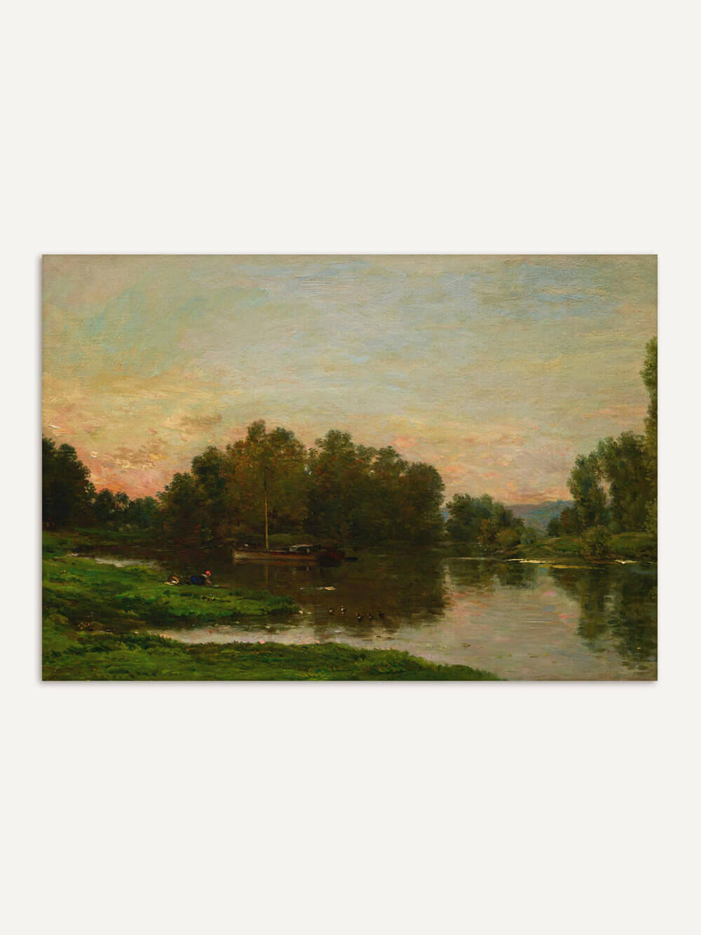 Romantische Landschaft bei Sonnenuntergang mit ruhigem Fluss, üppigem Grün am Ufer und Bäumen, die sich im Wasser spiegeln. Im Hintergrund sind sanfte Hügel und ein zart gefärbter Himmel zu sehen.