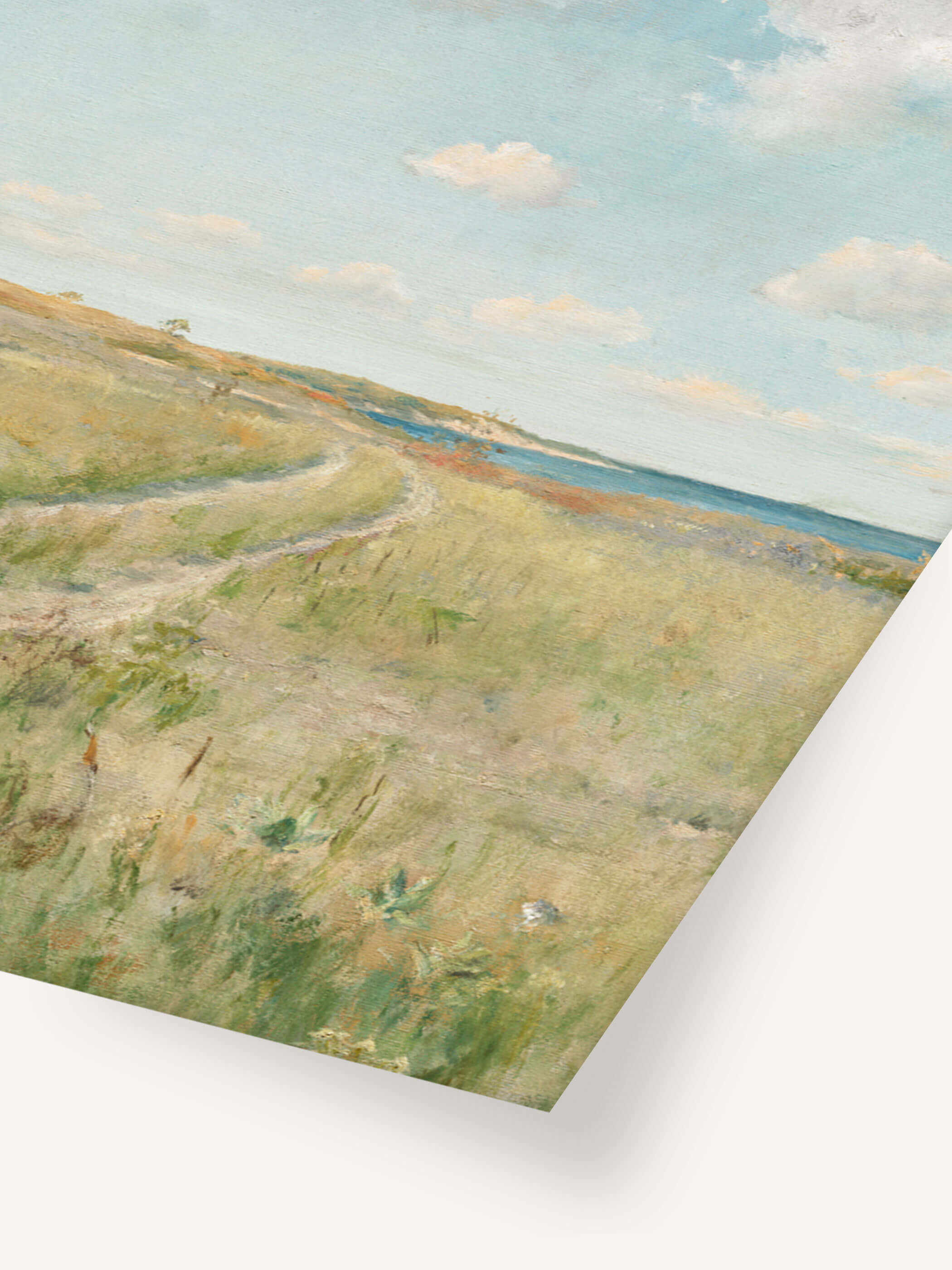 Detailaufnahme eines Vintage-Kunstdrucks einer sanften Küstenlandschaft mit einem grasbewachsenen Pfad, der sich bis zum Meer erstreckt. Der blaue Himmel ist mit weichen, weißen Wolken bedeckt, während zarte Grüntöne und feine Pinselstriche die Landschaft prägen.