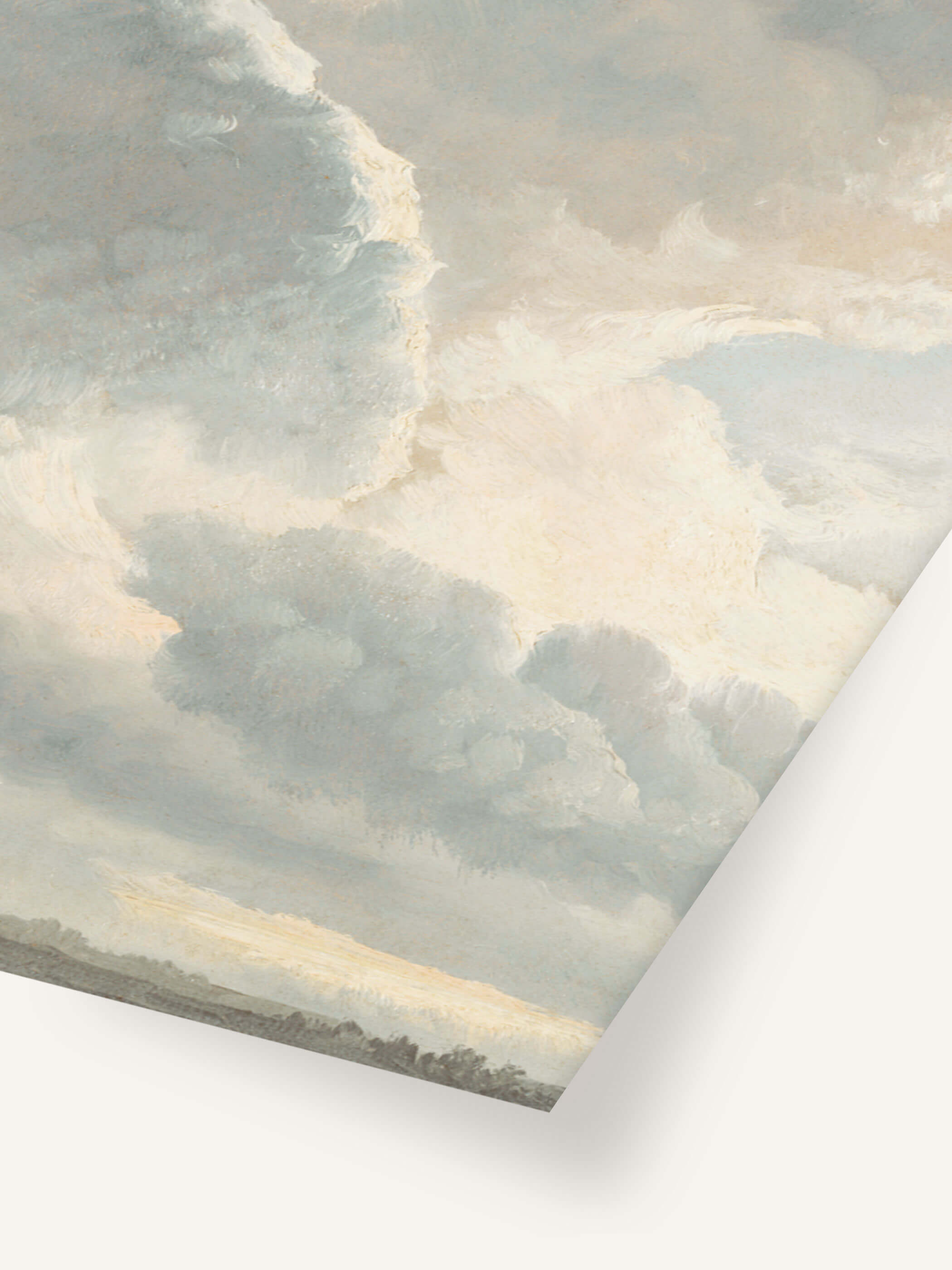 Detailansicht eines Vintage Wolken-Kunstdrucks mit zarten, weichen Wolken in hellen Pastellfarben. Das Bild zeigt eine Nahaufnahme der Wolkenstrukturen, die sich über eine subtile Landschaft am unteren Rand erstrecken.