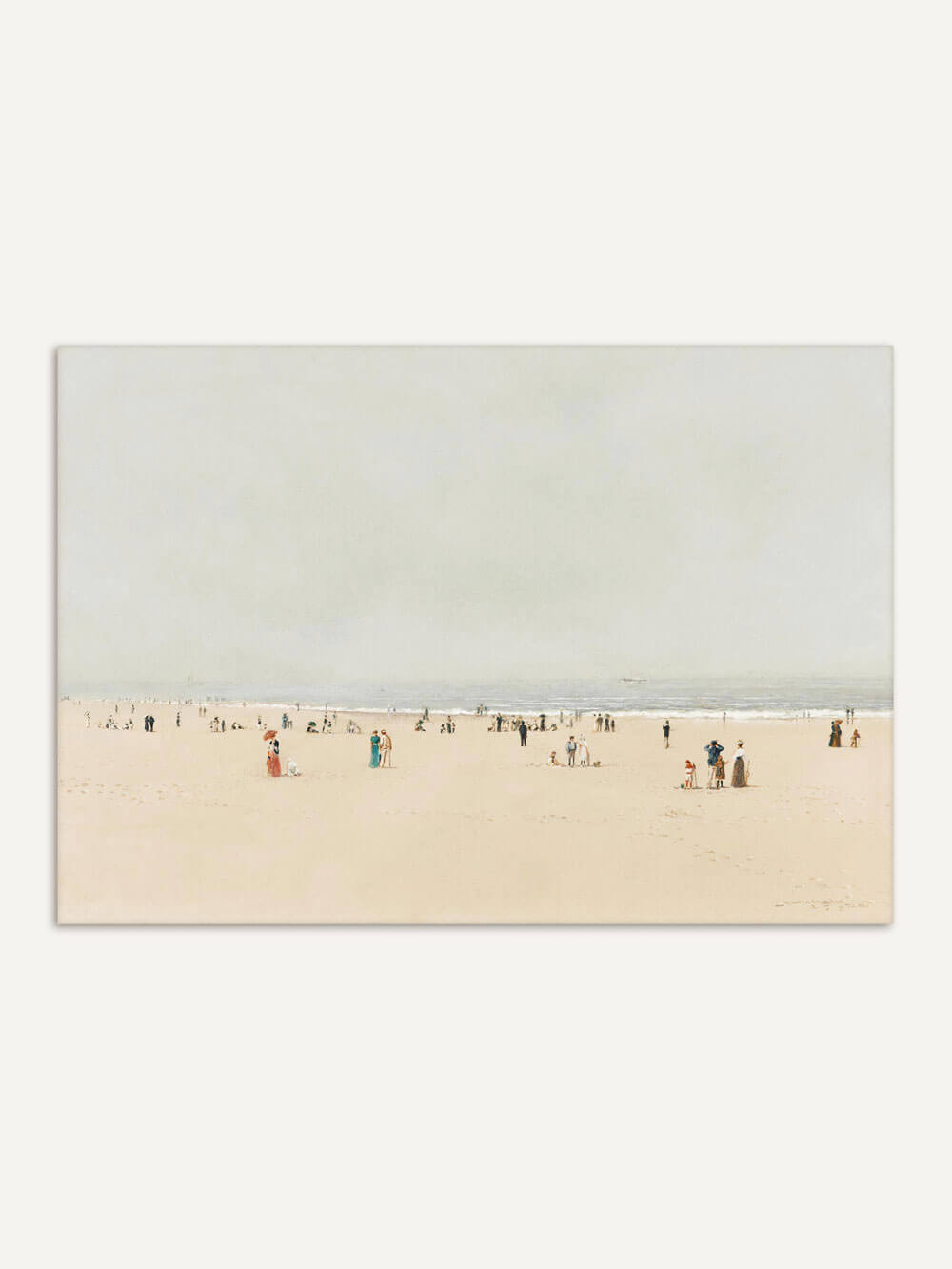 Vintage-Kunstdruck von einem weitläufigen Sandstrand, auf dem mehrere Menschen spazieren und entspannen. Im Hintergrund das ruhige Meer und ein bewölkter Himmel.