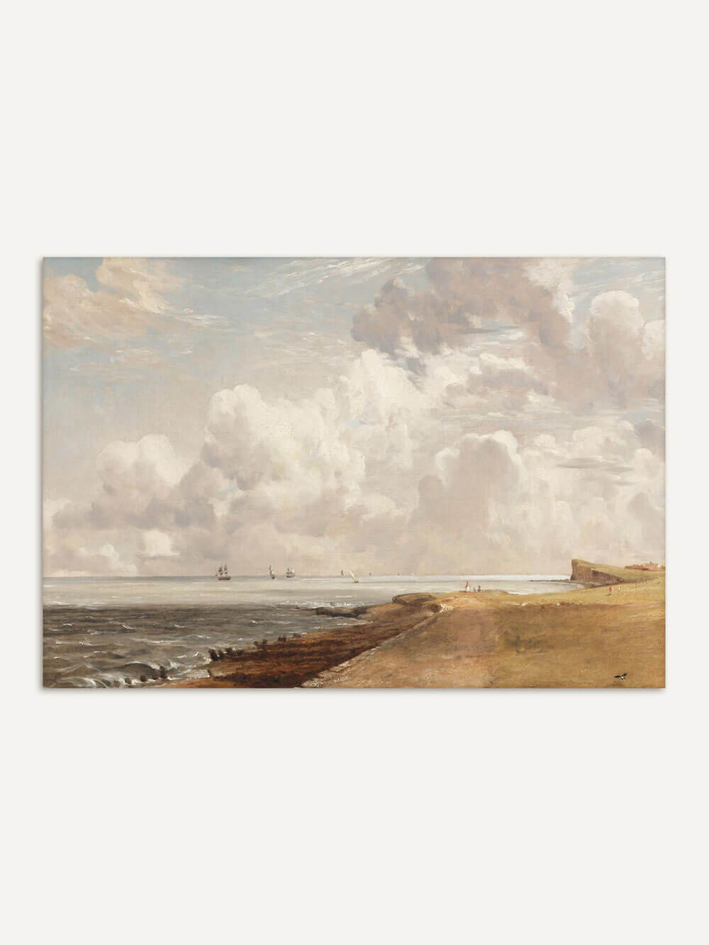 Kunstdruck einer ruhigen Küstenlandschaft mit weichem Sandstrand und sanften Wellen, darüber dramatische Wolkenformationen, Segelboote am Horizont, dargestellt in einem klassischen Vintage-Stil.