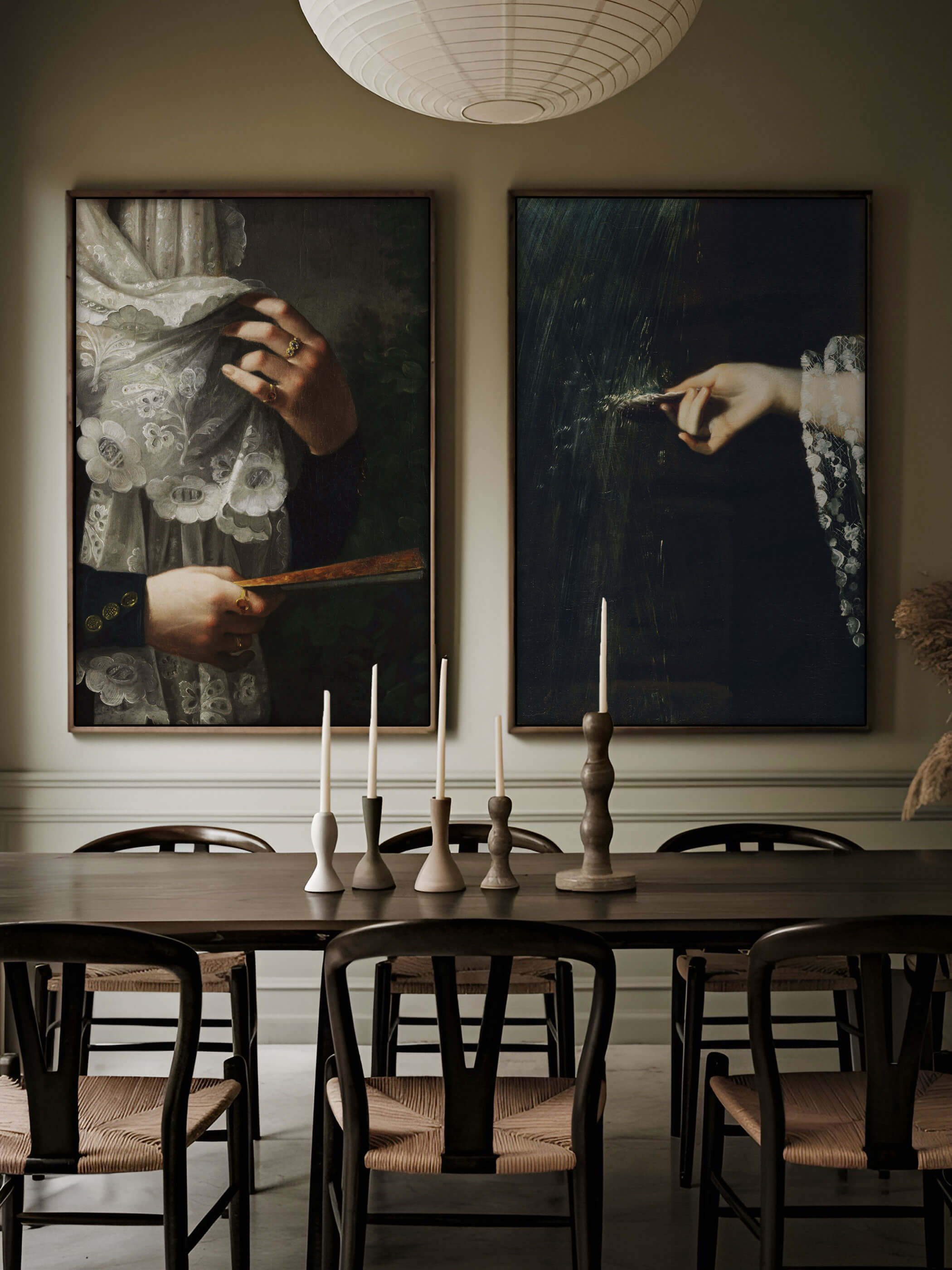 Moody Dining Room mit viktorianischen Kunstdrucken, darunter der Dark Academia Druck 'Graceful Hand', eingerahmt in einem modernen, eleganten Raum.