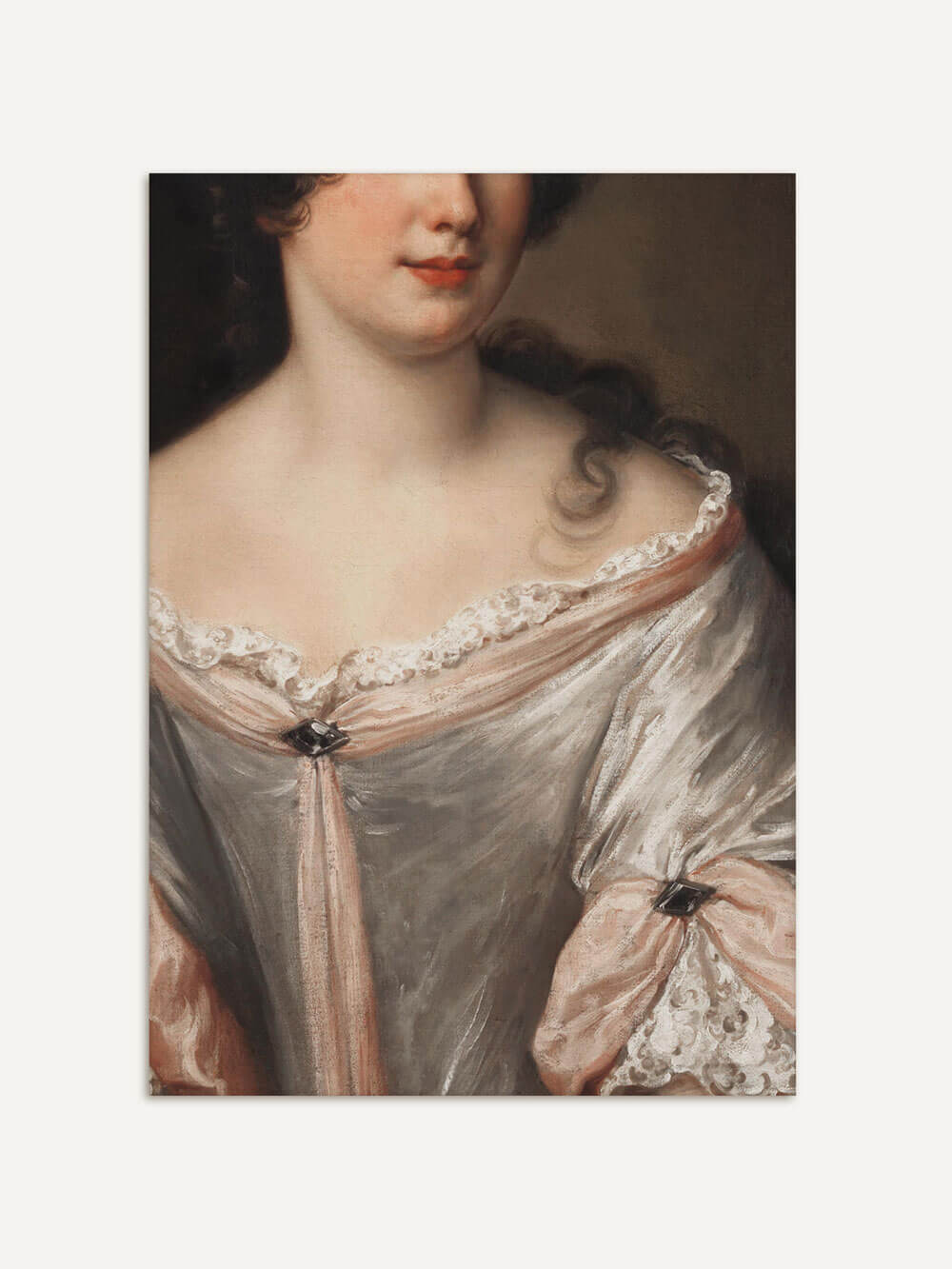 Detail eines barocken Porträts einer Frau in einem seidigen, weise-roséfarbenen Kleid mit zarter Spitze. Nur der obere Teil des Körpers und das Gesicht zur Hälfte ist sichtbar.