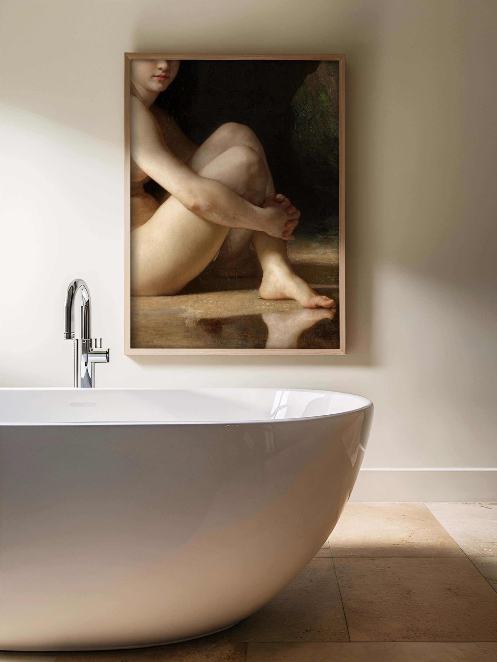 Klassischer Akt-Kunstdruck im Badezimmer über einer freistehenden Badewanne. Das Poster zeigt einen Ausschnitt aus Bouguereaus 'Seated Bather', ideal für moderne Badezimmereinrichtung.