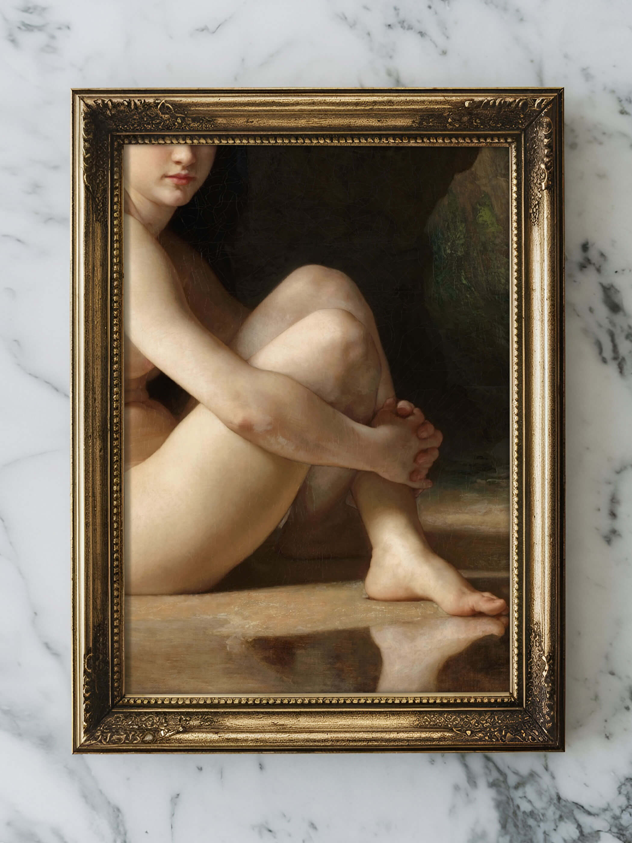 Kunstdruck mit Ausschnitt der sitzenden Badenden von Bouguereau in vergoldetem Rahmen, auf einer Marmortischplatte platziert. Ein zeitloser klassischer Akt, perfekt für elegante Wohnraumdekoration.