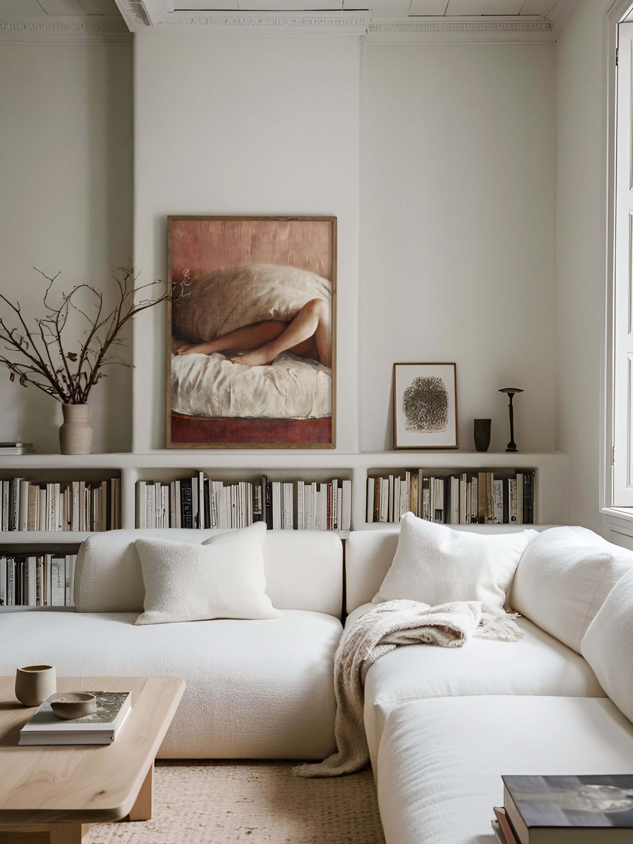 Kunstdruck einer Vintage-Aktmalerei, zeigt die Beine einer Frau in einem Bett, eingerahmt an einer weißen Wohnzimmerwand über einem Bücherregal.