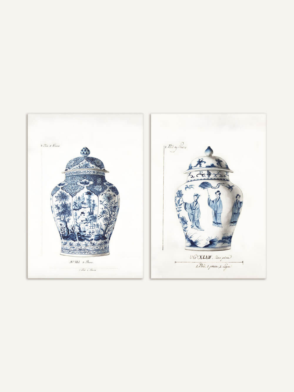 Zwei Vintage-Kunstdrucke zeigen detailreiche blaue Vasen im klassischen Chinoiserie-Stil. Die linke Vase ist mit floralen Mustern und Landschaften verziert, während die rechte Vase Figuren in traditioneller Kleidung darstellt. Beide Drucke sind in einem klaren, minimalistischen Stil gehalten, was die Eleganz der blauen Verzierungen auf weißem Hintergrund betont.