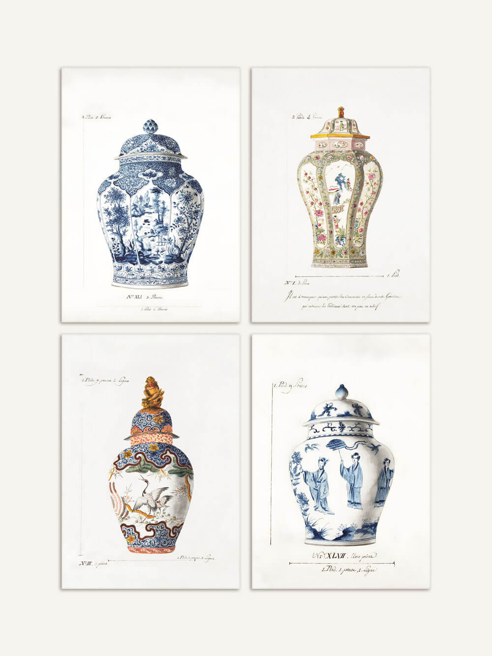 Vier kunstvolle Drucke von Chinoiserie-Vasen, die in Aquarell illustriert sind. Jede Vase zeigt unterschiedliche traditionelle Muster und Farben, von zarten Blautönen bis zu lebendigeren Rot- und Goldtönen. Die Vasen sind detailreich und symmetrisch auf hellem Hintergrund angeordnet, was den Bildern einen klassischen, eleganten Stil verleiht.