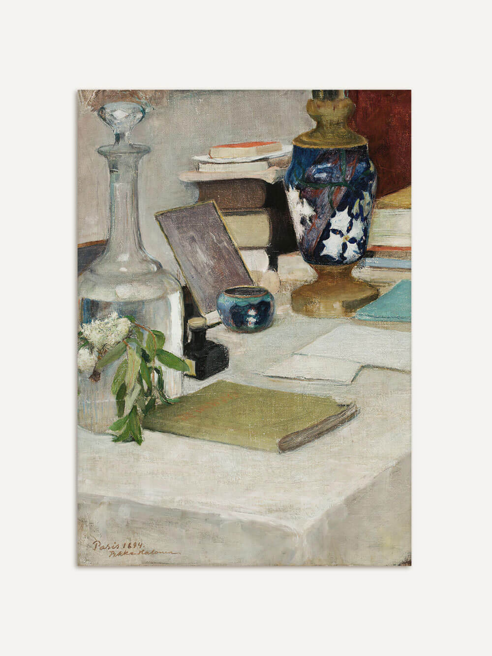 Stillleben-Kunstdruck mit Vintage-Objekten, darunter eine elegante Karaffe, ein Stapel Bücher, eine blaue verzierte Vase und Schreibutensilien, arrangiert auf einem Tisch. Die weichen Farben und die klassische Anordnung verleihen diesem Kunstwerk eine ruhige und nostalgische Atmosphäre.