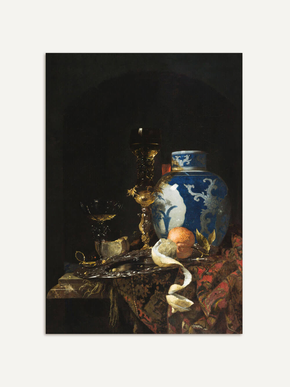 Barockes Stillleben Poster mit blau-weißer Vase, Zitrone und edlem Kelch auf einem verzierten Tuch, im warmen Licht auf dunklem Hintergrund arrangiert.