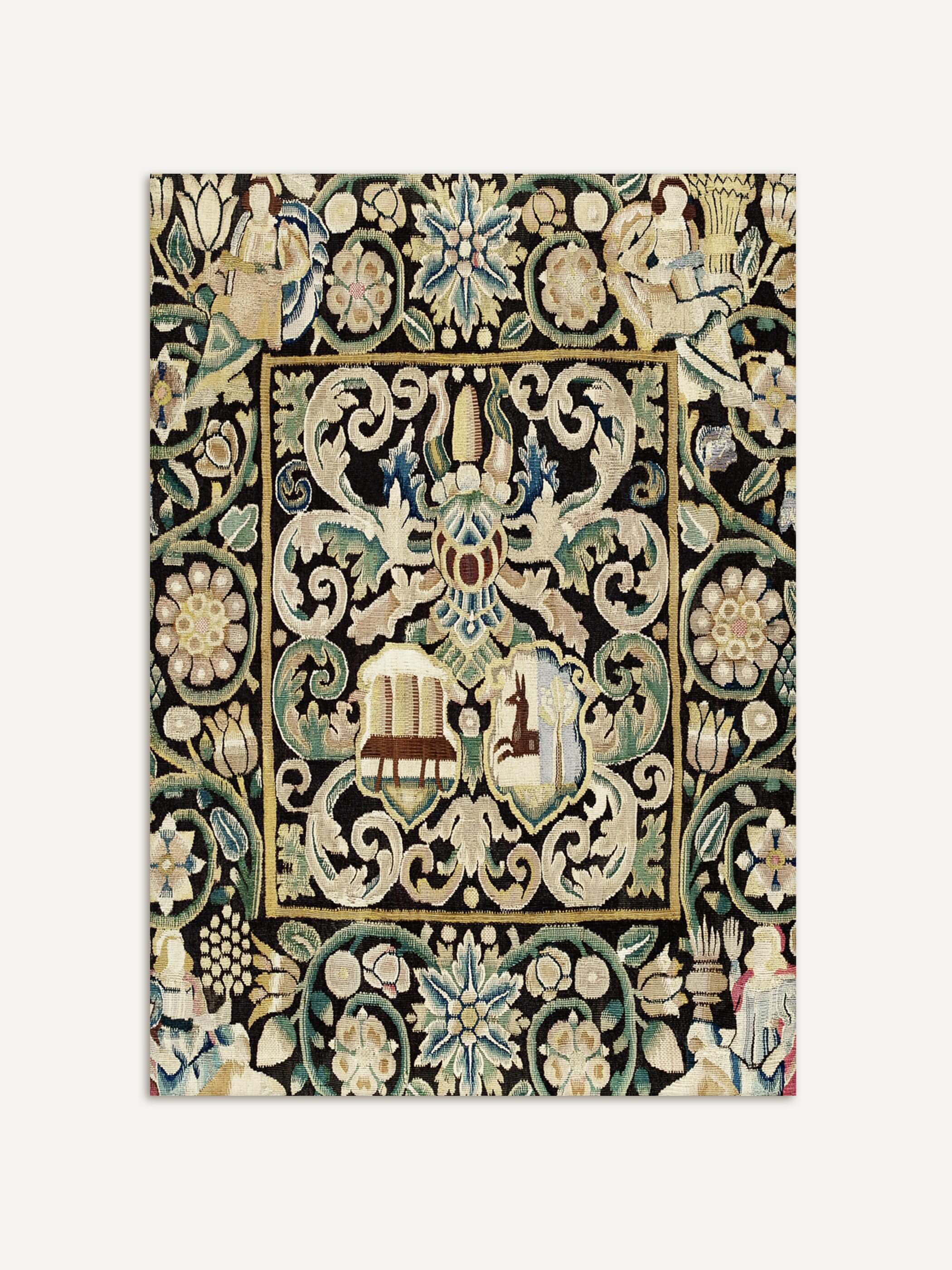 Antiker Gobelin-Kunstdruck mit detaillierten floralen Mustern, Wappen und historischen Symbolen auf dunklem Hintergrund. Die Stickereien zeigen kunstvolle Verzierungen in sanften Farben, die traditionelle Motive und dekorative Elemente kombinieren.