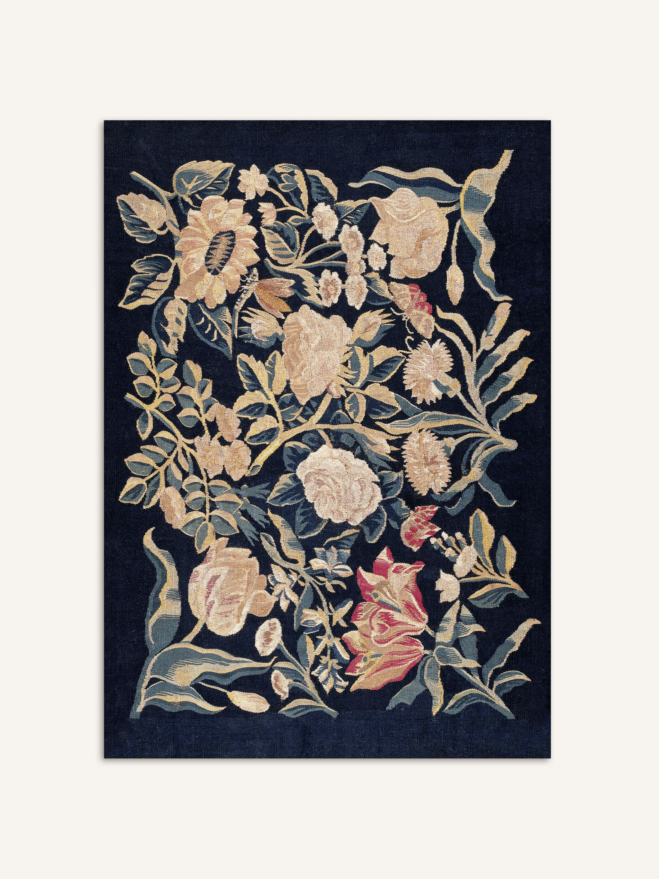 Florales Vintage-Gobelin-Poster, auf einem dunkelblauen Hintergrund mit Blumen in Rosa, Weiß und Beige. Zu sehen sind Rosen, Tulpen und Lilien, umgeben von Blättern und filigranen Details, inspiriert von einem antiken Stuhlbezug.