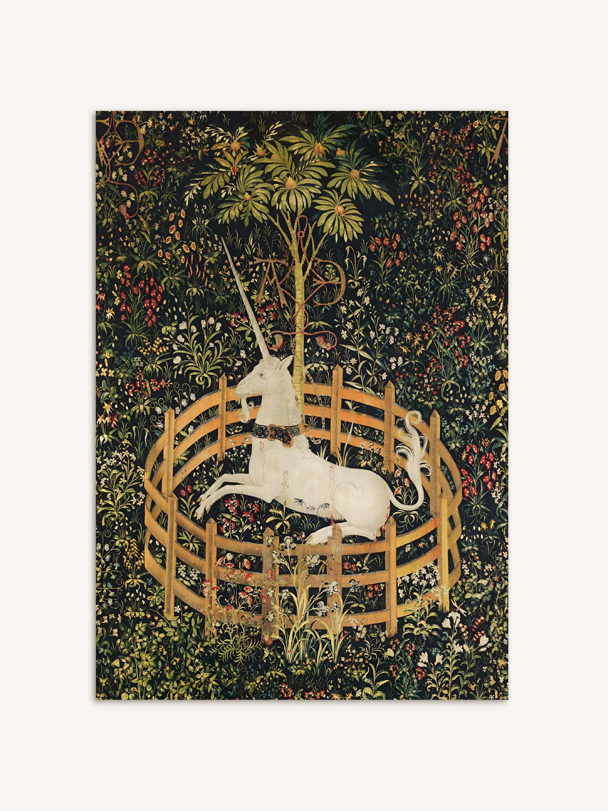 Poster das die Reproduktion eines mittelalterliche Gobelins mit einem weißen Einhorn zeigt, das in einem runden, niedrigen Holzzaun ruht, an einen Baum gebunden ist und von üppiger Vegetation umgeben wird. Der Baum trägt reife Granatäpfel, die Fruchtbarkeit und Ehe symbolisieren.