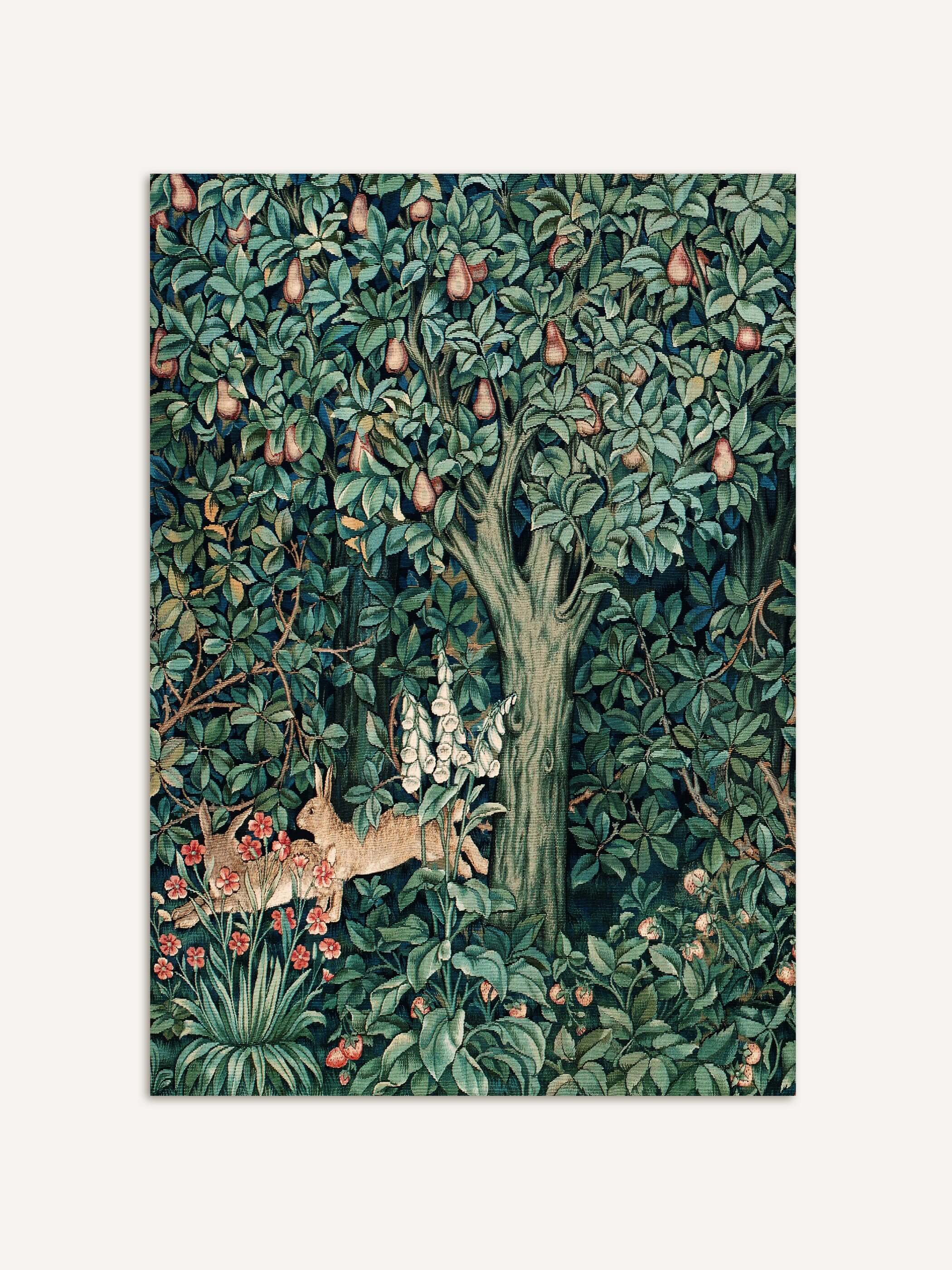 William Morris Kunstdruck mit einer üppigen Waldszene: Ein Birnbaum mit reifen Früchten, umgeben von dichtem Laub und bunten Blumen. Zwei Hasen liegen im Gras, umrahmt von Blumen wie Fingerhut und roten Blüten. Ein detailreiches Design, ideal für naturverbundene, historische Kunstliebhaber.