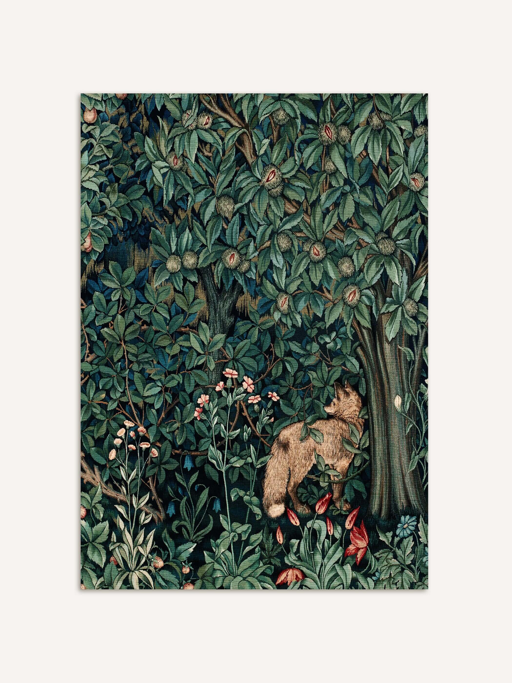 William Morris Kunstdruck mit Waldszene: Ein Fuchs steht hinter einem Baum, umgeben von dichtem Laub, roten und weißen Blüten sowie Kastanienbäumen.