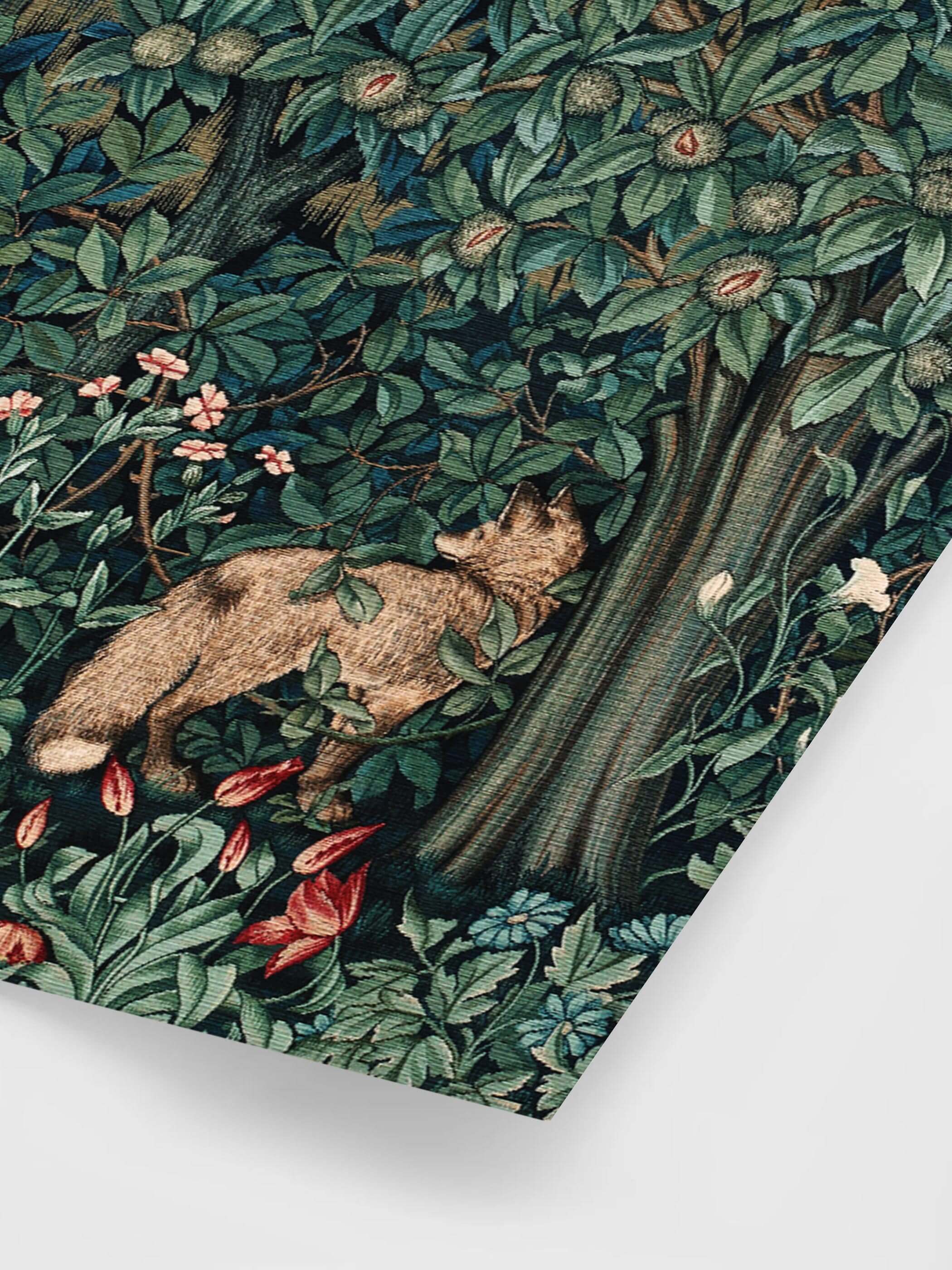 Detailaufnahme eines William Morris Kunstdrucks mit Waldszene, zeigt einen Fuchs, der hinter einem Baum steht, umgeben von grünen Blättern und roten Blumen.