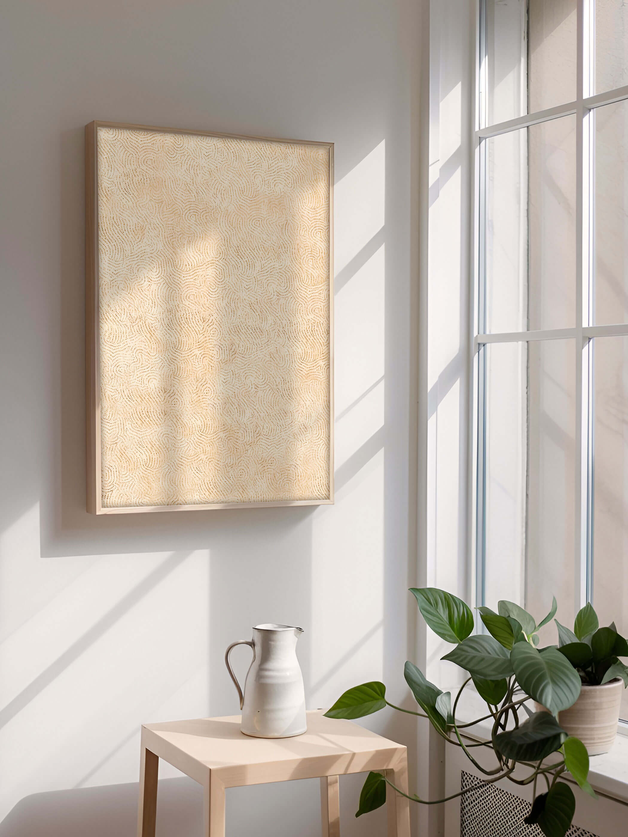 Minimalistischer Wabi-Sabi-Kunstdruck mit filigranen, beige Linienmustern in hellem Raum mit natürlichem Licht. Poster hängt an weißer Wand neben Fenster, das Licht und Schatten wirft. Dekoriert mit rustikalen Gegenständen für modernes Japandi-Wohnzimmer-Design.