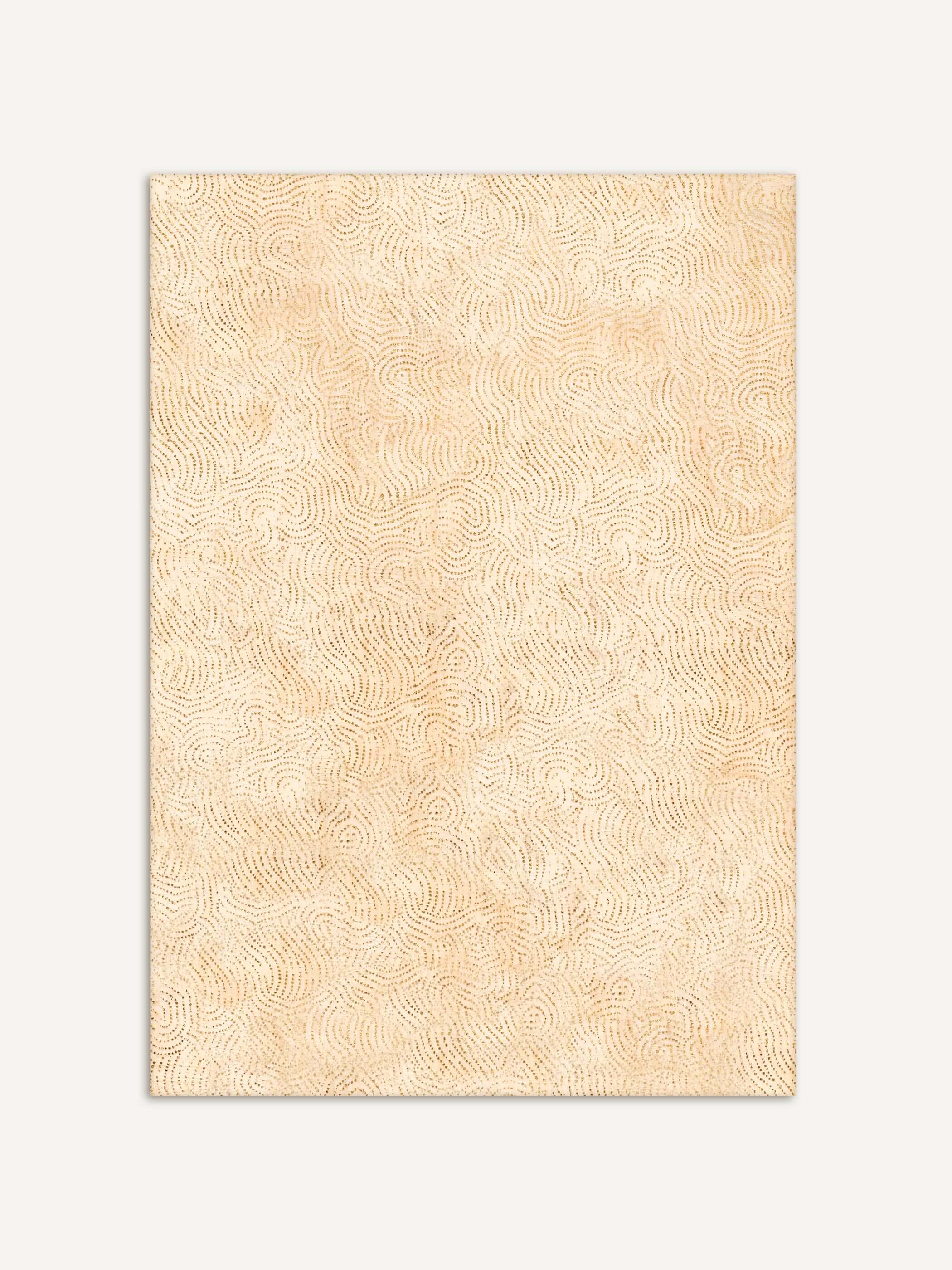 Minimalistisches Wabi-Sabi Poster mit einem beigefarbenen Muster aus feinen geschwungenen Linien, inspiriert von rustikalem, antikem Textil. Der Druck vermittelt eine schlichte, natürliche Ästhetik, die perfekt in minimalistische Japandi-Einrichtungen passt.