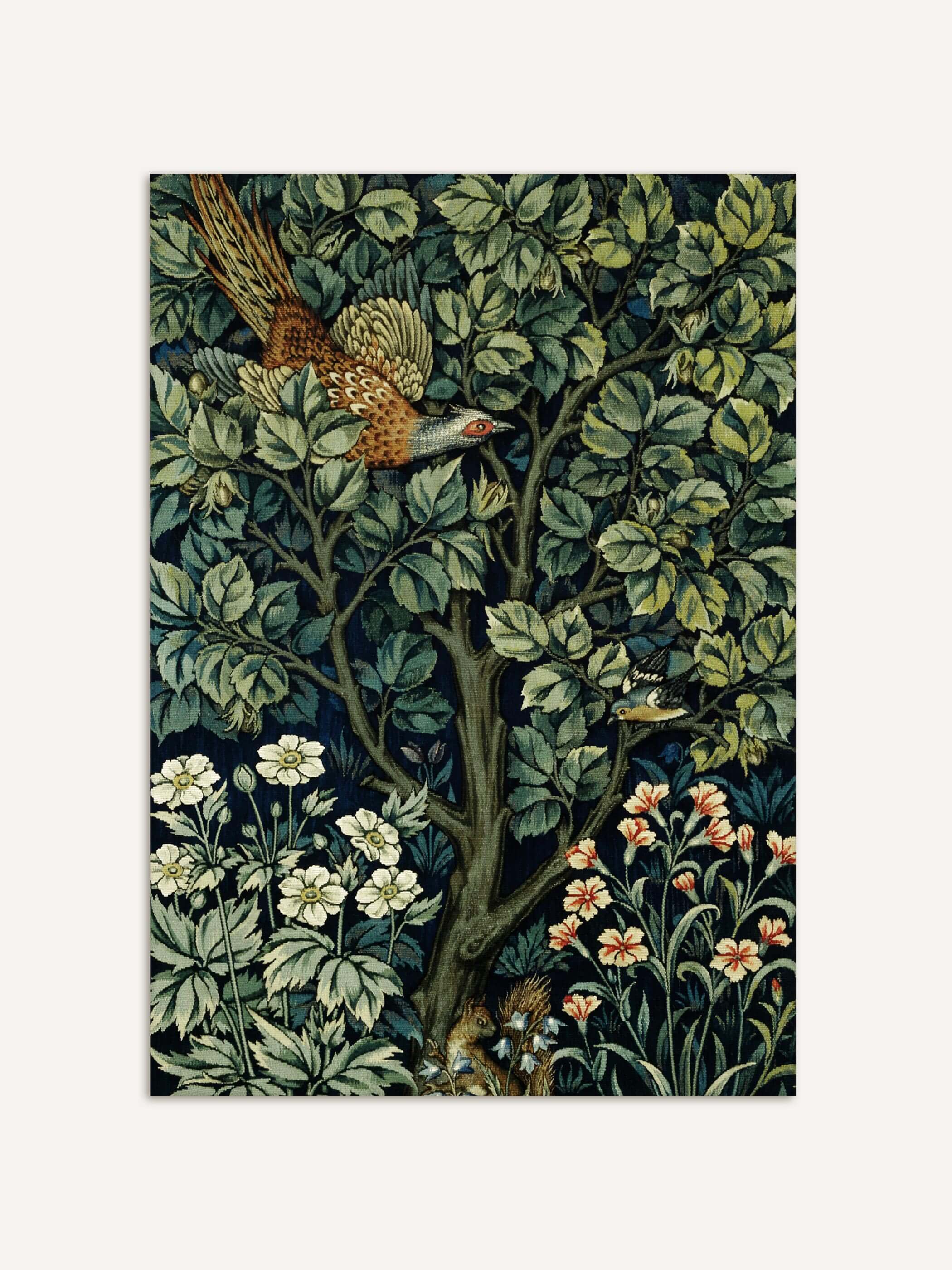 William Morris Waldmotiv Poster mit detaillierter Darstellung von Blumen, Vögeln und Blättern in satten Grüntönen. Ein kunstvolles, naturinspiriertes Design, das einen dekorativen und historischen Akzent für Wohnräume bietet. Perfekt für Liebhaber von Kunst und Natur.