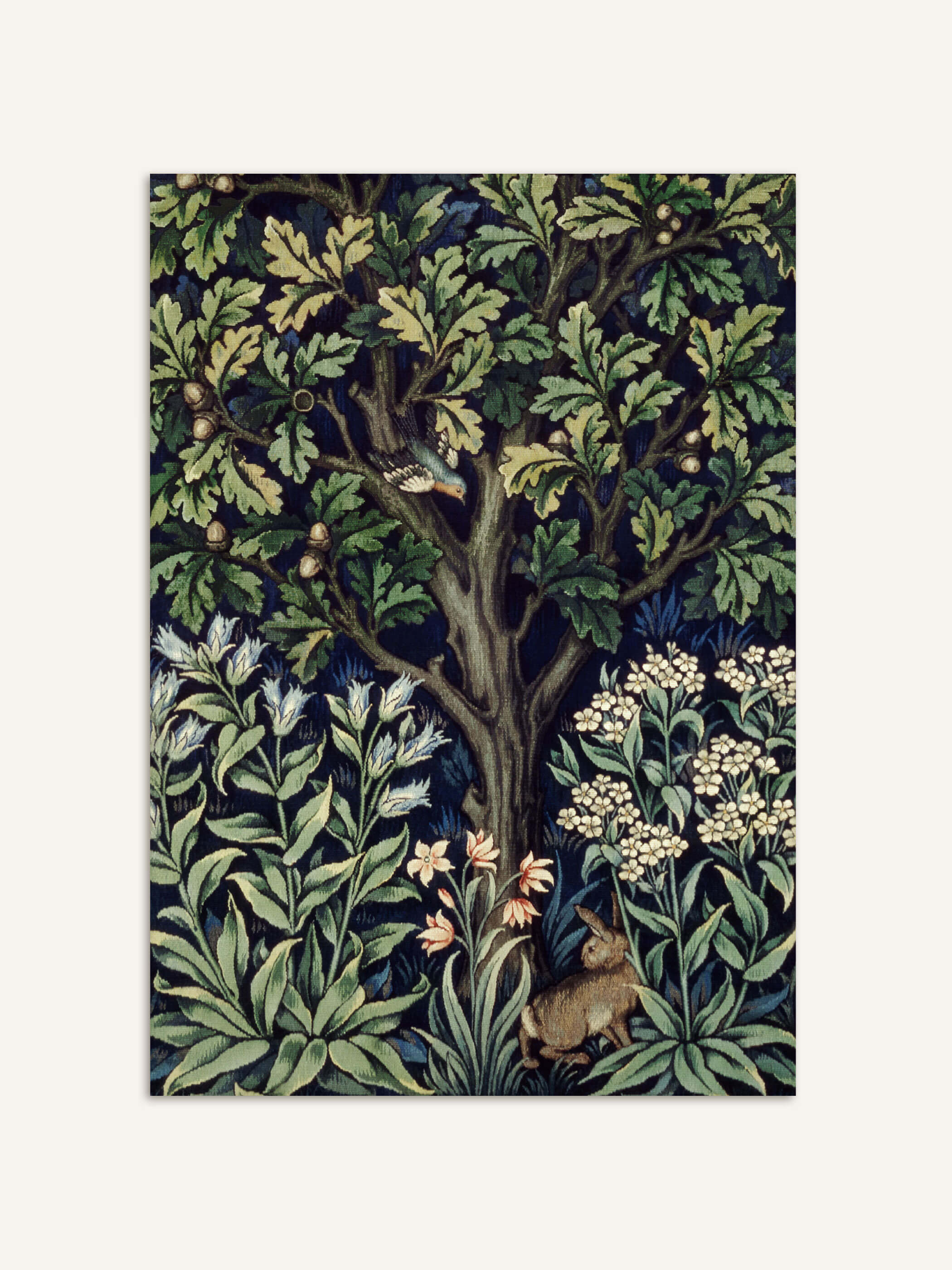 Kunstdruck von William Morris mit einer Waldszene. Der Druck zeigt einen großen Baum mit Eichenblättern und Eicheln, umgeben von Blumen und Pflanzen. Im Vordergrund ist ein Hase zwischen den Pflanzen zu sehen.